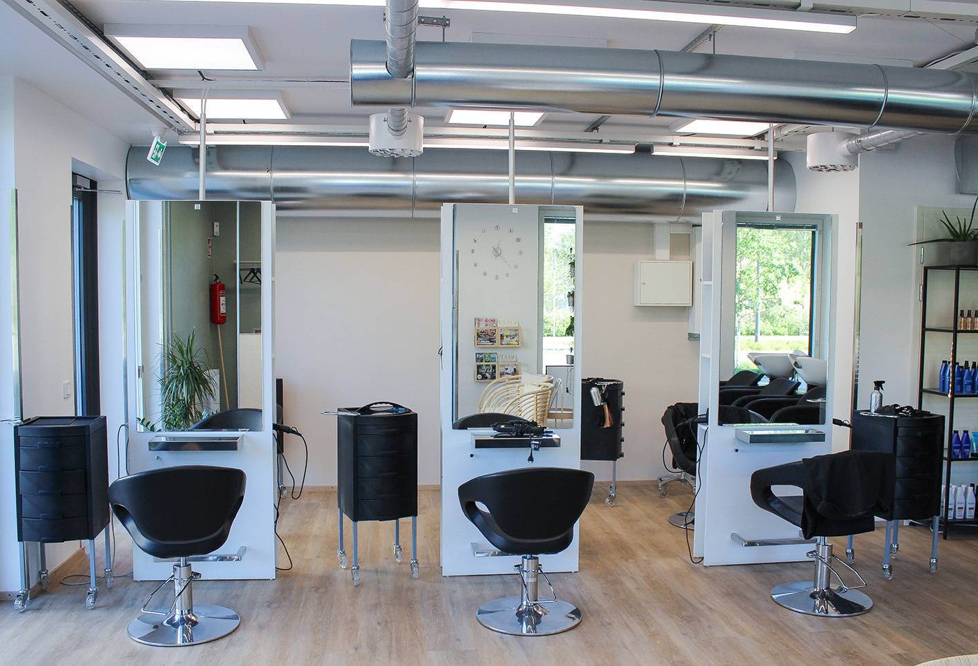 Un panneau de 600x600 au plafond du salon de coiffure pour éclairer et créer un bon éclairage, uniforme et efficace. Le luminaire peut être encastré dans le plafond ou monté en surface. L\'angle d\'éclairage est de 110 degrés, de sorte que la lumière ne laisse pas d\'ombres dans la pièce, mais éclaire l\'ensemble de l\'espace de manière uniforme. Ledstore.fi
